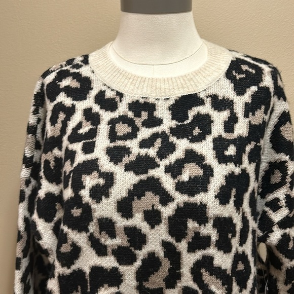VINCE  CAMUTO Crew Neck PulloverLeopard Print Long Sleeve Sweater Women’s Medium - Picture 3 of 8